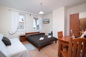 a bedroom with a bed and a desk at Piastowy Dwór in Jastrzębia Góra