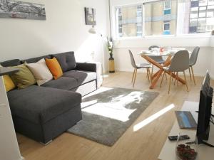 ein Wohnzimmer mit einem Sofa und einem Tisch in der Unterkunft OportoView Prestige Apartment in Porto