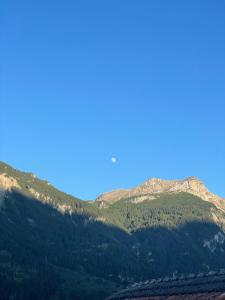 Vista generica sulle montagne o vista sulle montagne dall'interno del bed & breakfast