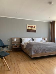 A bed or beds in a room at HGH - Hotel Garni Helbig