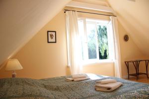 a bedroom with a bed with towels on it at Ferien in Troja in Lärz