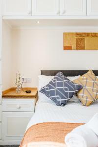 מיטה או מיטות בחדר ב-MPL Apartments - Woodside House by Harry Potter Studios