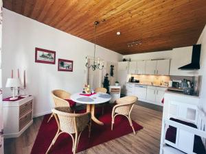 eine Küche mit einem Tisch und Stühlen im Zimmer in der Unterkunft Huuske Lütten Uttied - Das Landleben genießen in Moormerland