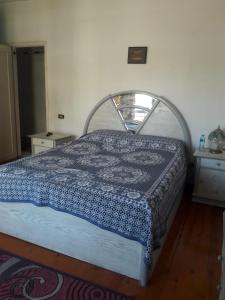 um quarto com uma cama com uma colcha azul em 1 bedroom apartment in the heart of Cairo , just 15 minutes from the airport em Cairo