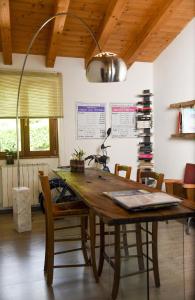 een eetkamer met een houten tafel en stoelen bij La Casa di Emy in Solto Collina