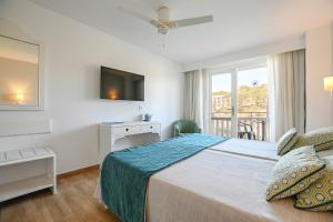 Кровать или кровати в номере Hotel Pinos Playa