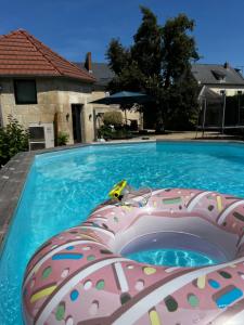 a large swimming pool with at Maison cosy avec jacuzzi privatif proche Reims in Braine
