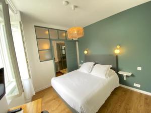 Postel nebo postele na pokoji v ubytování Hotel Saint-Michel