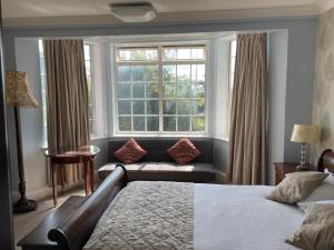 1 dormitorio con cama, ventana y sofá en Yellow Mountain Hotel, en Skegness