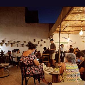 un grupo de personas sentadas en sillas en una habitación en Riad & Café culturel BAB EL FAN en Tetuán