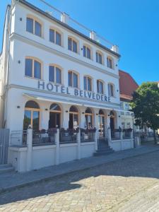 un bâtiment d'hôtel avec un panneau indiquant l'hôtel belvédère dans l'établissement Hotel Belvedere, à Warnemünde