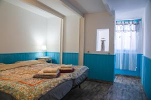 a bedroom with two beds with blue walls at Casa el Mar apartamento El Faro in Güimar