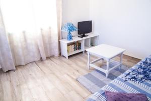 a living room with a table and a tv at Casa el Mar apartamento El Faro in Güimar