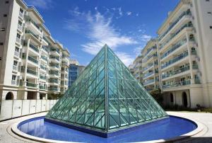 una pirámide de cristal sentada frente a un edificio en Le Parc Residencial Resort en Río de Janeiro