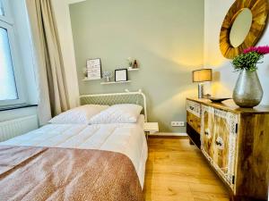Säng eller sängar i ett rum på Colorful & Quiet Apartment in Beautiful Viennese Building