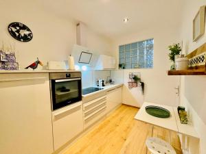 Dapur atau dapur kecil di Colorful & Quiet Apartment in Beautiful Viennese Building