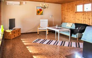 uma sala de estar com um sofá e uma mesa em Amazing Home In Lngaryd With Wifi em Långaryd
