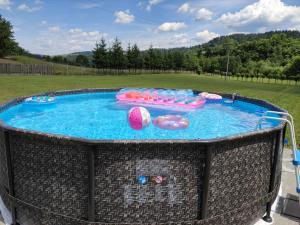 a hot tub in a wicker basket with water in it at Ubytovanie Lenka in Osturňa