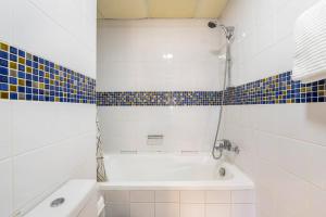 Koupelna v ubytování La Buena Vida Holiday Homes - Luxe 1BD, boutique apt full lakeview 1m to Metro, Lake & Almas Tower