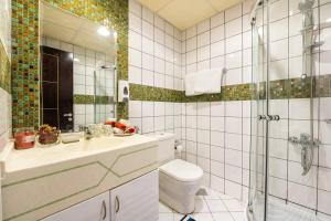 Koupelna v ubytování La Buena Vida Holiday Homes - Luxe 1BD, boutique apt full lakeview 1m to Metro, Lake & Almas Tower