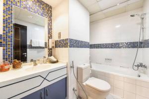 Koupelna v ubytování La Buena Vida Holiday Homes - Luxe 1BD, boutique apt full lakeview 1m to Metro, Lake & Almas Tower