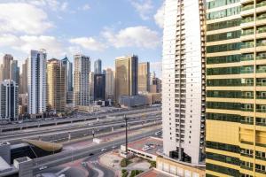 Nespecifikovaný výhled na destinaci Dubaj nebo výhled na město při pohledu z apartmánu