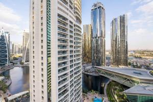 Nespecifikovaný výhled na destinaci Dubaj nebo výhled na město při pohledu z apartmánu