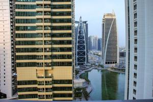 Nespecifikovaný výhled na destinaci Dubaj nebo výhled na město při pohledu z apartmánu