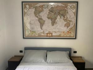 una mappa del mondo appesa sopra un letto di Ercolano City Center a Ercolano