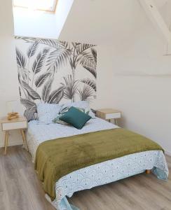 una camera da letto con un letto con un piumone verde e una parete di Immeuble Centre Ville a Saint-Médard-de-Guizières