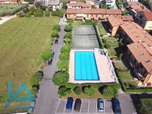 an aerial view of a house with a swimming pool at Casa Ruby - Immobiliare Azzurra in Lazise