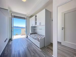 een slaapkamer met een bed en een groot raam bij Appartamento Fronte Mare 20 in Portoferraio