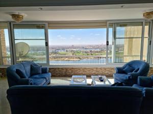 Posezení v ubytování Amazing Nile View and Pyramids Apartment
