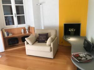 Televízia a/alebo spoločenská miestnosť v ubytovaní Lake Como Villa Ines Apartment