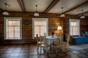 - une salle à manger avec une table et des chaises dans l'établissement Nopri puhkemaja, à Tsiistre