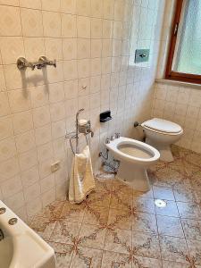 A bathroom at Lander Residence