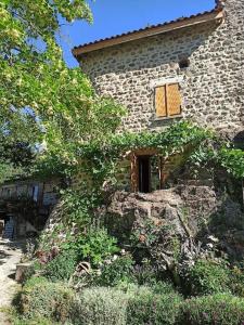 Vonkajšia záhrada v ubytovaní Gîte le rocher du château de Retourtour