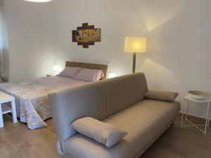 - une chambre avec un lit et un canapé en face dans l'établissement La Dependance al Piccolo Borgo, à Crispiano