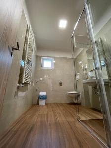 un bagno con doccia in vetro e lavandino di Liget Üdülőpark Fonyód a Fonyód Altre 37 foto
