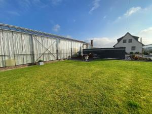 a large yard with a large building and a grass field at Ferienwohnung Bouten B in Geldern