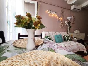 a vase of flowers on a table in a room at Happy House in Năvodari