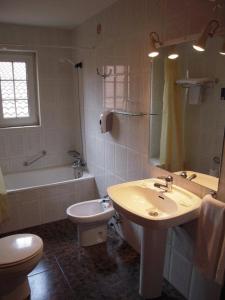 a bathroom with a sink and a toilet and a tub at MLC Benavente in Benavente