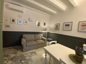 A seating area at Aduepassi apartments