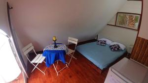 um quarto com uma mesa e cadeiras e uma cama em Lodge Spa Melipilla em Melipilla