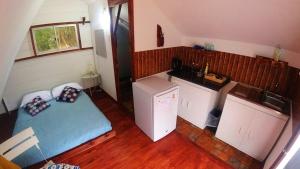 una pequeña cocina con una cama azul en una habitación en Lodge Spa Melipilla en Melipilla
