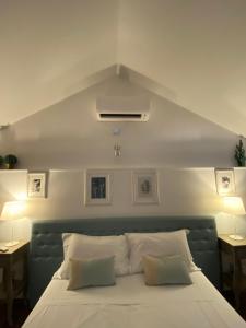 A bed or beds in a room at Aduepassi apartments