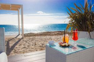 een tafel met een bord eten op het strand bij Da Sofia apartment-parking in Cagliari