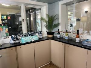 una cocina con una barra con botellas de vino en The Beach Haus - Traverse City, en Traverse City