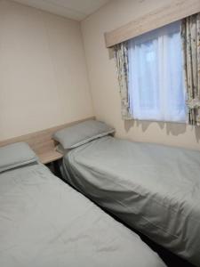 מיטה או מיטות בחדר ב-Liberty-5
