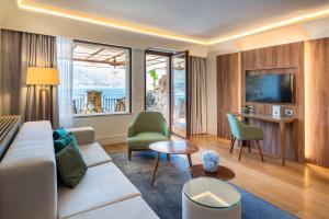 un soggiorno con divano e TV di Atlantis Bay - VRetreats a Taormina